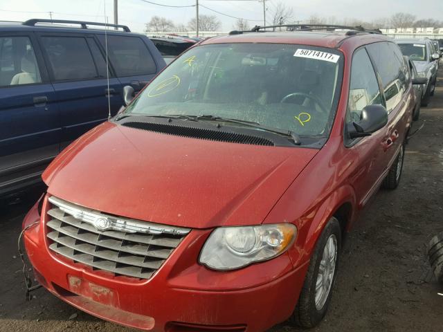 2C4GP54L35R218300 - 2005 CHRYSLER TOWN & COU BURGUNDY photo 2