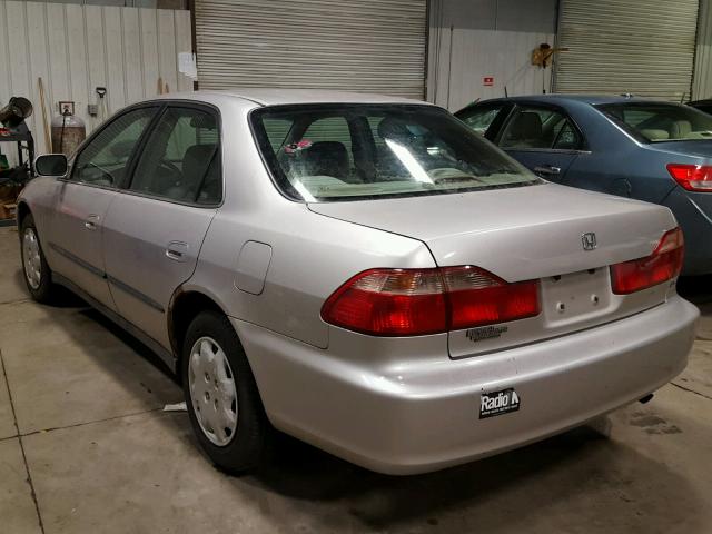 1HGCG5646WA168388 - 1998 HONDA ACCORD LX SILVER photo 3