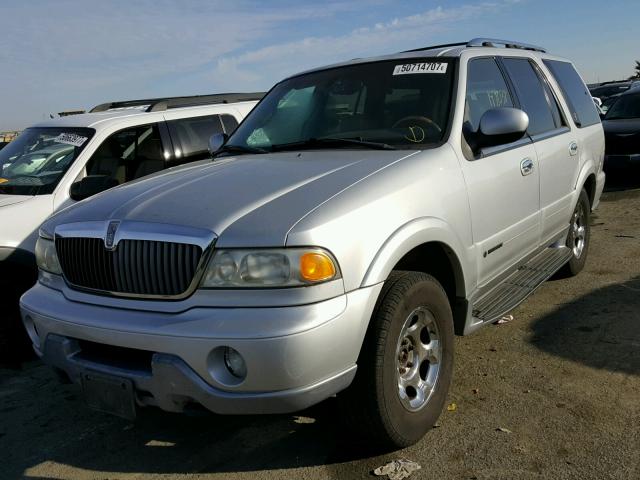 5LMPU28A2YLJ15942 - 2000 LINCOLN NAVIGATOR SILVER photo 2