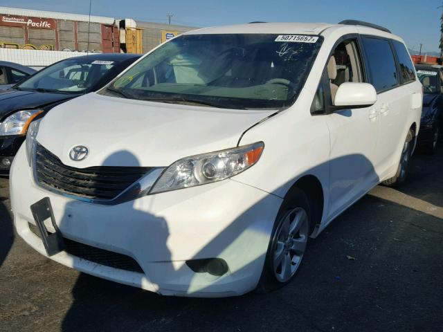 5TDKK3DC3ES414242 - 2014 TOYOTA SIENNA LE WHITE photo 2