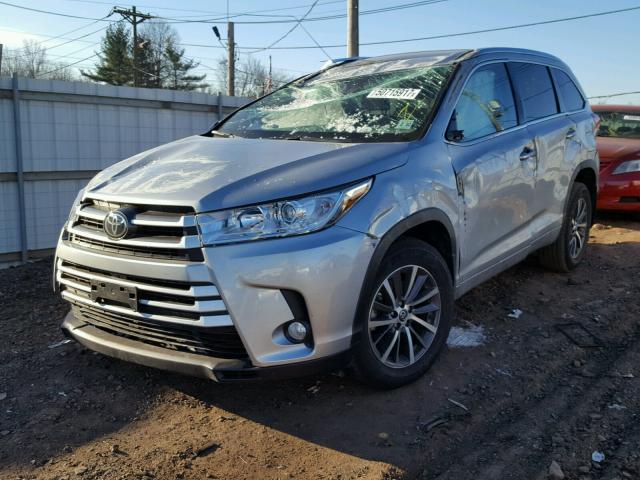 5TDJZRFH8HS386767 - 2017 TOYOTA HIGHLANDER SILVER photo 2