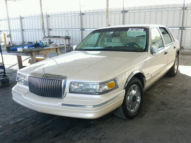 1LNLM83W5VY633162 - 1997 LINCOLN TOWN CAR C BEIGE photo 2