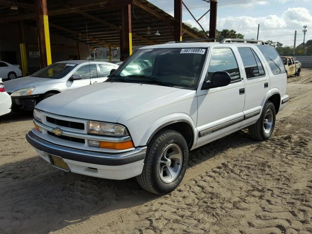 1GNCS13W9W2137679 - 1998 CHEVROLET BLAZER WHITE photo 2