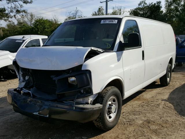 1GCHG39C881143510 - 2008 CHEVROLET EXPRESS G3 WHITE photo 2