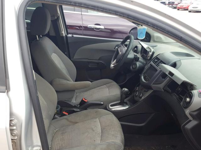 1G1JA5SHXD4109350 - 2013 CHEVROLET SONIC LS SILVER photo 5