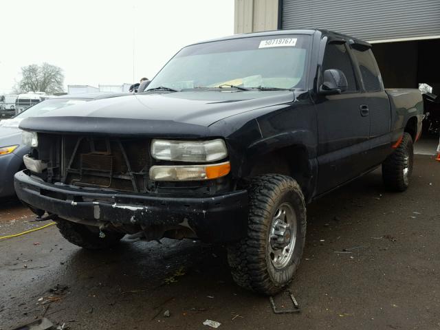 1GCGK29U3YE119086 - 2000 CHEVROLET SILVERADO BLACK photo 2