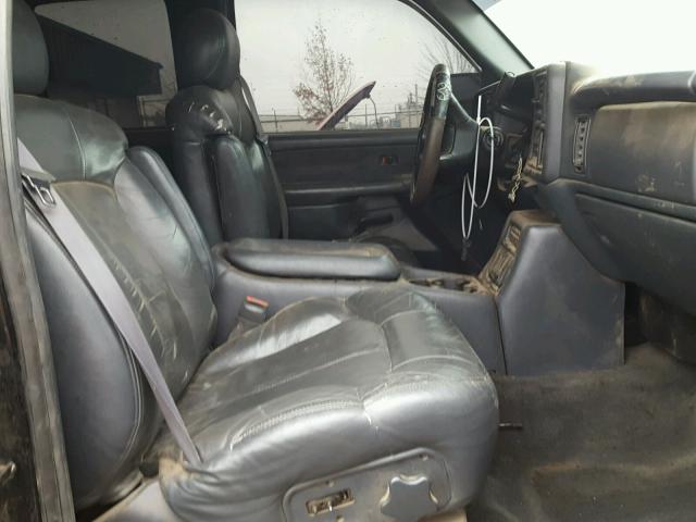 1GCGK29U3YE119086 - 2000 CHEVROLET SILVERADO BLACK photo 5