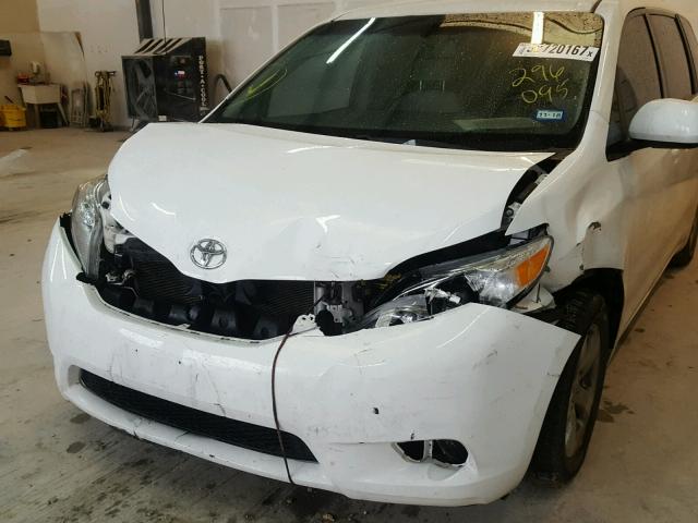 5TDKK3DC7DS296095 - 2013 TOYOTA SIENNA LE WHITE photo 9