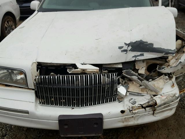 1LNLM82W1VY702706 - 1997 LINCOLN TOWN CAR S WHITE photo 7