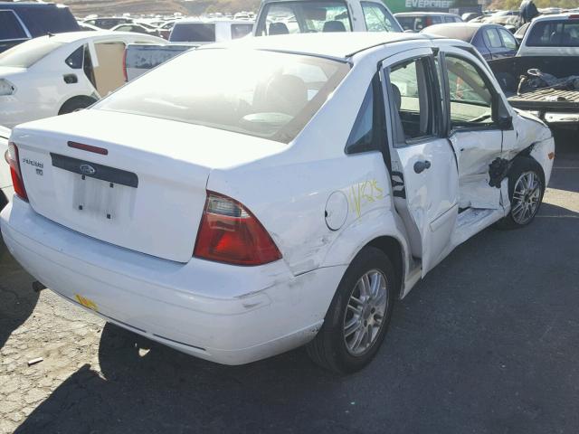 1FAHP34NX7W313768 - 2007 FORD FOCUS ZX4 WHITE photo 4