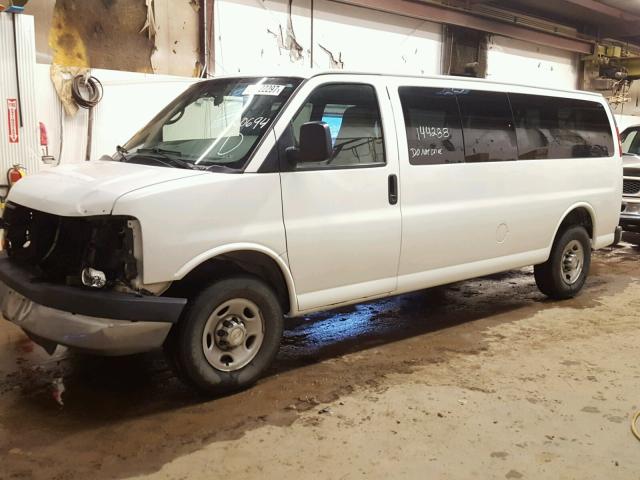 1GAHG39K881160694 - 2008 CHEVROLET EXPRESS G3 WHITE photo 2