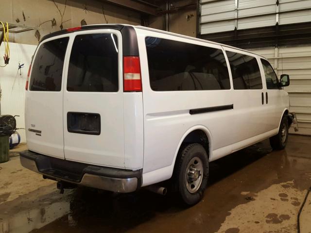 1GAHG39K881160694 - 2008 CHEVROLET EXPRESS G3 WHITE photo 4