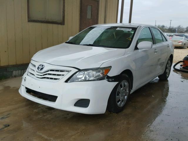 4T1BF3EK4BU612051 - 2011 TOYOTA CAMRY BASE WHITE photo 2