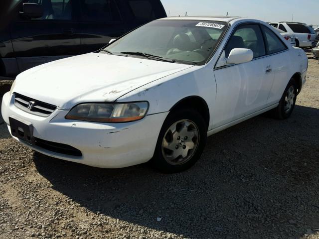 1HGCG3270XA020789 - 1999 HONDA ACCORD EX WHITE photo 2