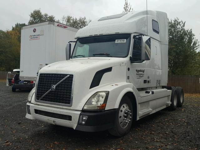 4V4NC9EJ4DN148023 - 2013 VOLVO VN VNL WHITE photo 2