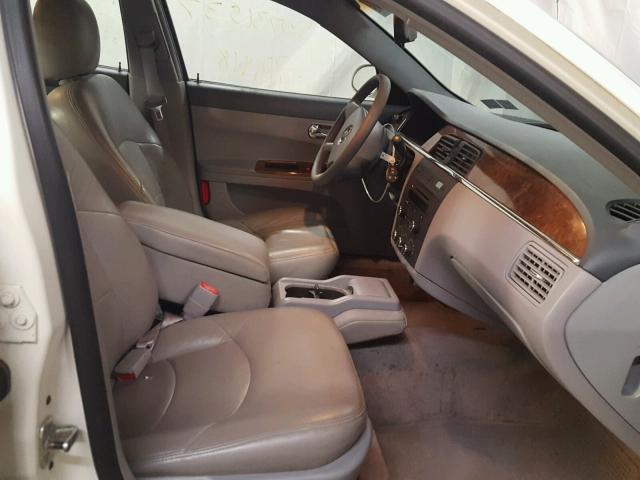 2G4WC532X51236688 - 2005 BUICK LACROSSE C WHITE photo 5