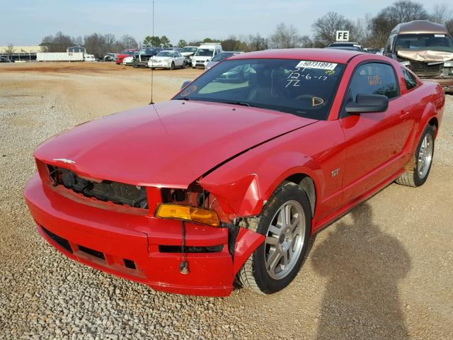 1ZVFT82H255138102 - 2005 FORD MUSTANG GT RED photo 2