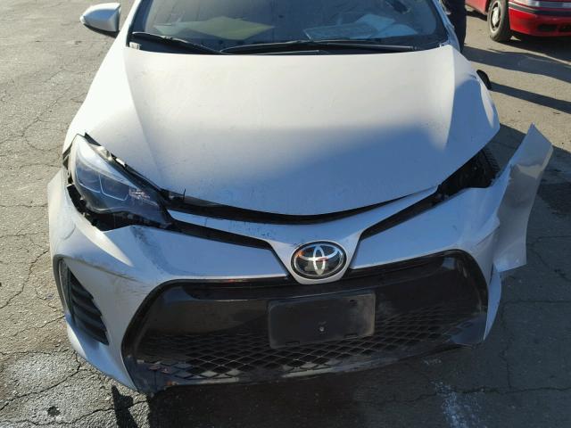 5YFBURHE5HP664460 - 2017 TOYOTA COROLLA L SILVER photo 9