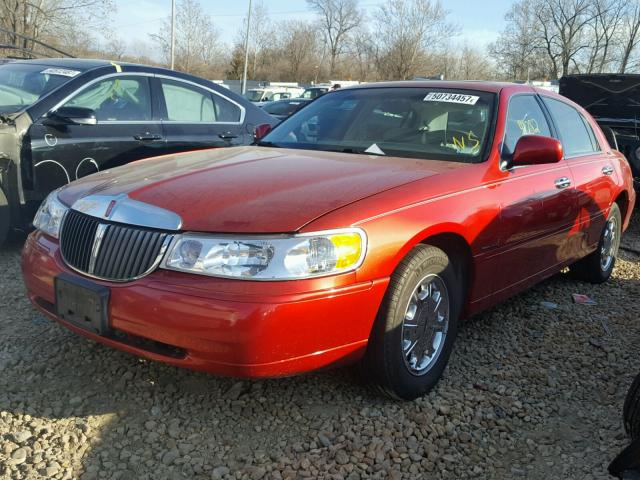 1LNFM82W1WY665770 - 1998 LINCOLN TOWN CAR S RED photo 2