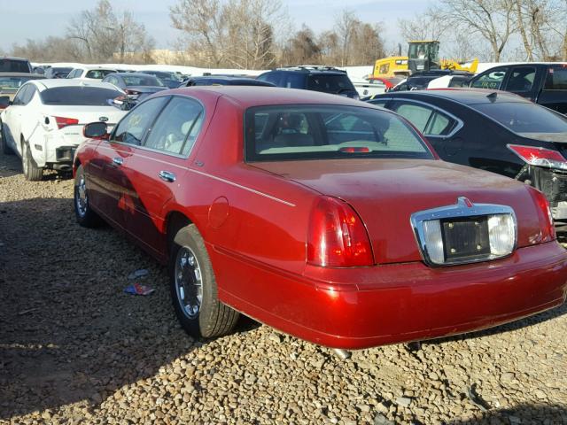 1LNFM82W1WY665770 - 1998 LINCOLN TOWN CAR S RED photo 3