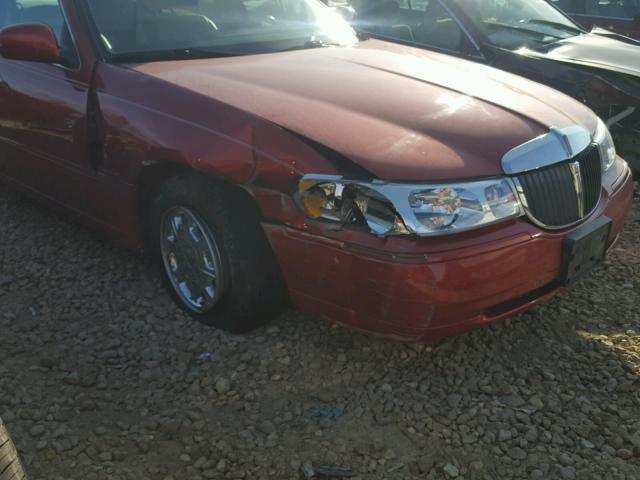 1LNFM82W1WY665770 - 1998 LINCOLN TOWN CAR S RED photo 9