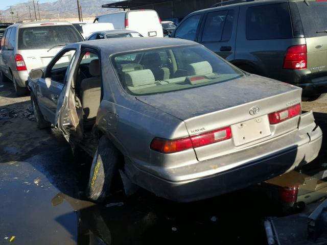 4T1BG22K8WU385500 - 1998 TOYOTA CAMRY CE GRAY photo 3