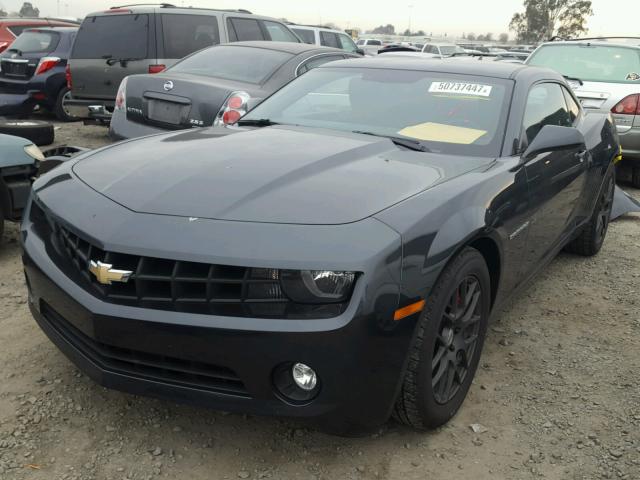 2G1FE1E34D9179703 - 2013 CHEVROLET CAMARO LS GRAY photo 2