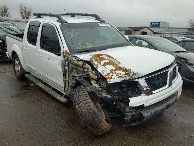 1N6AD07U55C427596 - 2005 NISSAN FRONTIER C WHITE photo 1