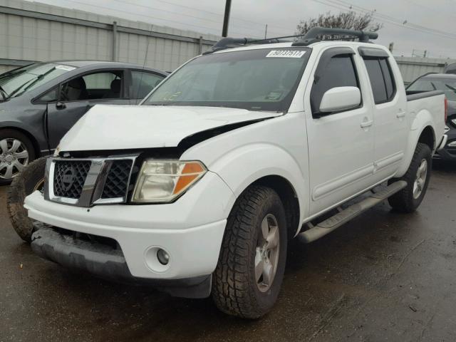 1N6AD07U55C427596 - 2005 NISSAN FRONTIER C WHITE photo 2