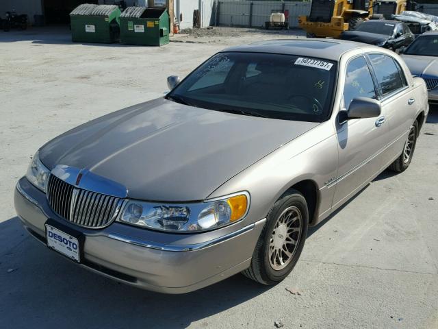 1LNHM82W02Y657503 - 2002 LINCOLN TOWN CAR S BEIGE photo 2