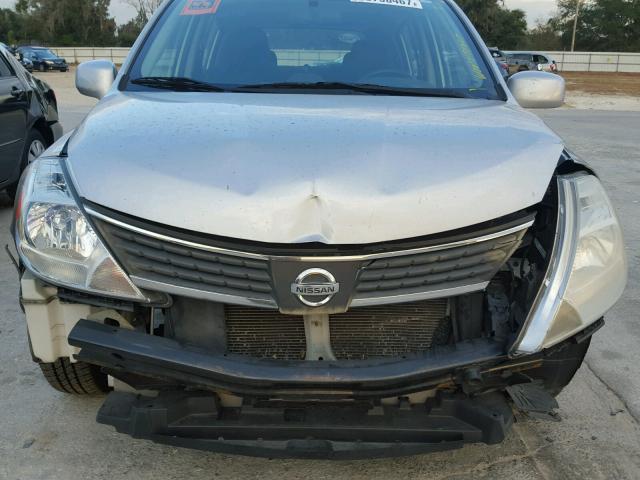 3N1BC13E68L389385 - 2008 NISSAN VERSA S SILVER photo 9