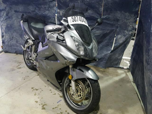 JH2RC46028M000137 - 2008 HONDA VFR800 SILVER photo 1