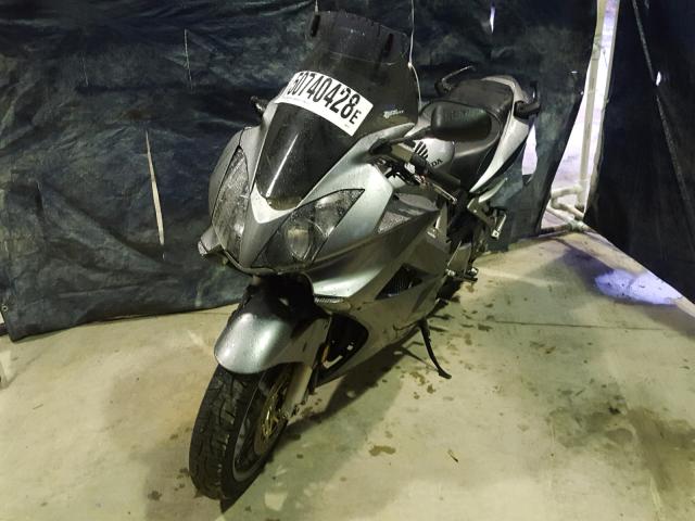 JH2RC46028M000137 - 2008 HONDA VFR800 SILVER photo 2