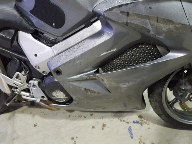 JH2RC46028M000137 - 2008 HONDA VFR800 SILVER photo 7