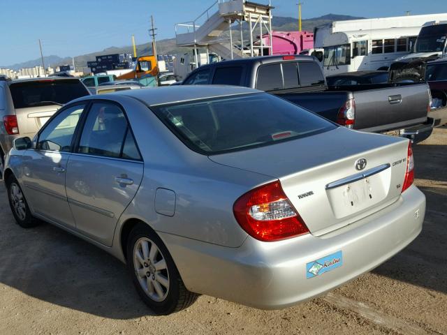 JTDBF30K320052509 - 2002 TOYOTA CAMRY LE ვერცხლისფერი ფოტო 3