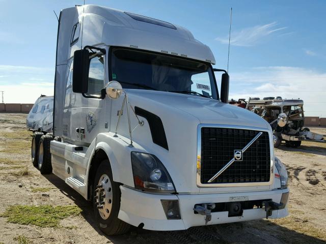 4V4NC9EH8BN532350 - 2011 VOLVO VN VNL WHITE photo 1