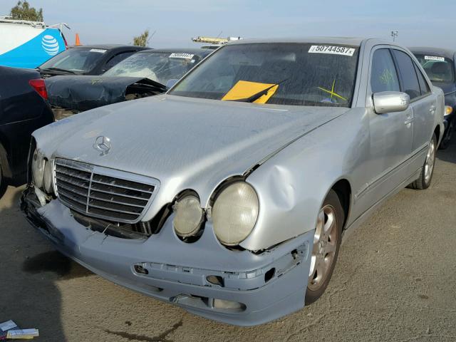 WDBJF65J62B398375 - 2002 MERCEDES-BENZ E 320 SILVER photo 2