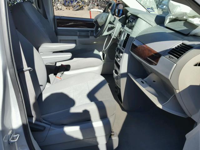 2A4RR5DX7AR473025 - 2010 CHRYSLER TOWN & COU SILVER photo 5