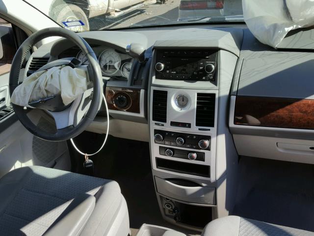 2A4RR5DX7AR473025 - 2010 CHRYSLER TOWN & COU SILVER photo 9