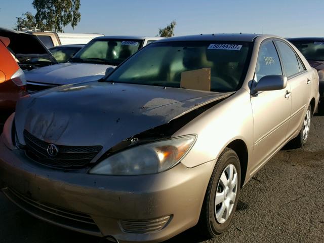 JTDBE30K220121547 - 2002 TOYOTA CAMRY LE GOLD photo 2