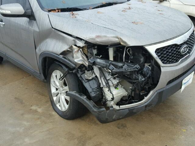 5XYKU4A19BG074705 - 2011 KIA SORENTO EX GRAY photo 9