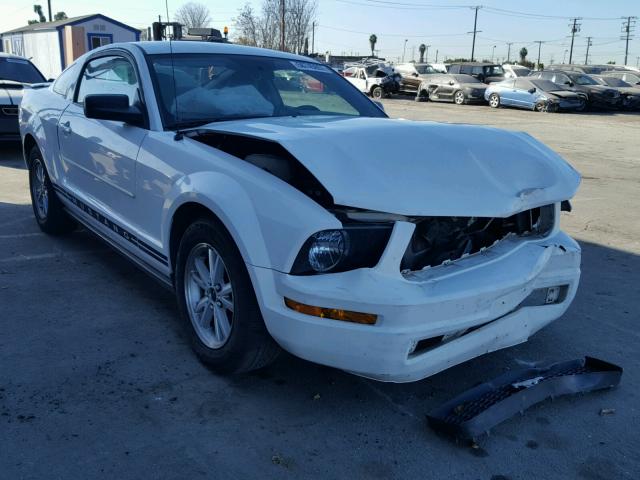 1ZVHT80N185208131 - 2008 FORD MUSTANG WHITE photo 1