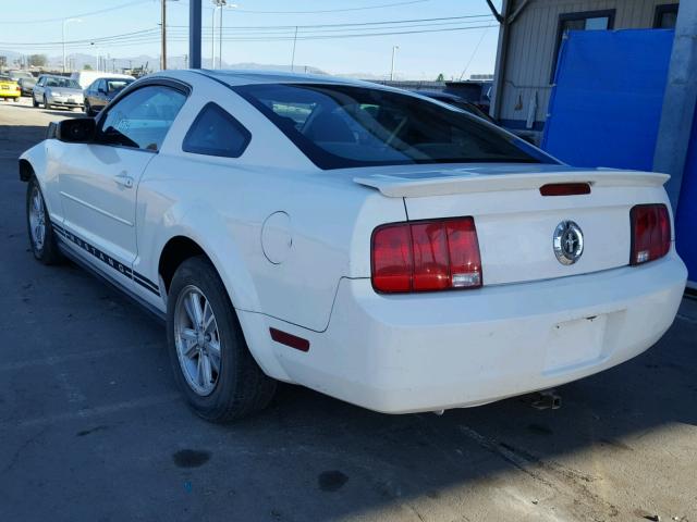 1ZVHT80N185208131 - 2008 FORD MUSTANG WHITE photo 3