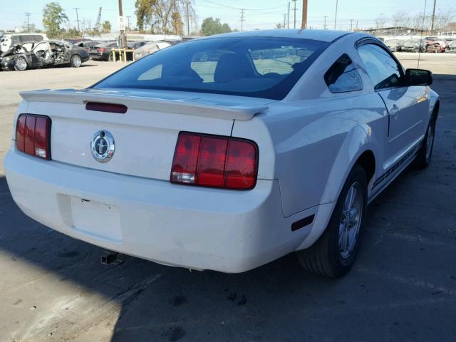 1ZVHT80N185208131 - 2008 FORD MUSTANG WHITE photo 4