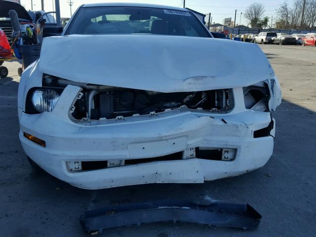 1ZVHT80N185208131 - 2008 FORD MUSTANG WHITE photo 9