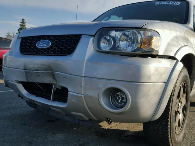 1FMYU04145KA69341 - 2005 FORD ESCAPE LIM SILVER photo 9