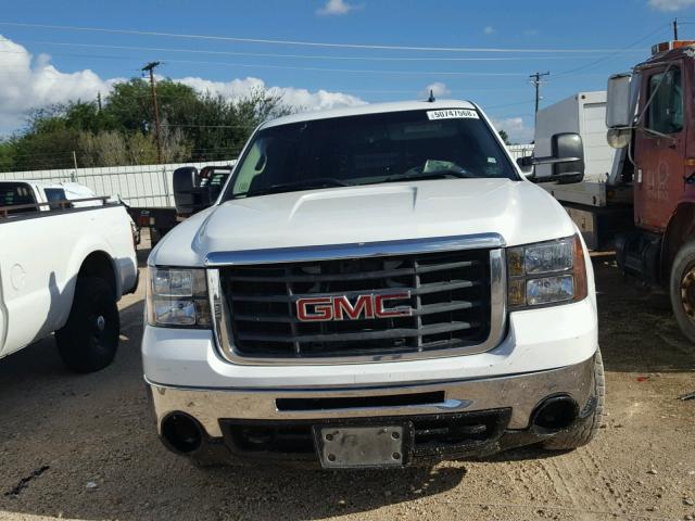 1GTHC396X8E155026 - 2008 GMC SIERRA C35 WHITE photo 9