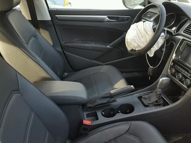 1VWDT7A35HC081868 - 2017 VOLKSWAGEN PASSAT R-L WHITE photo 5