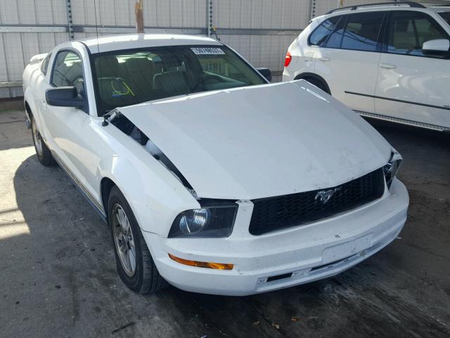 1ZVFT80N865157831 - 2006 FORD MUSTANG WHITE photo 1