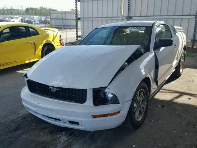 1ZVFT80N865157831 - 2006 FORD MUSTANG WHITE photo 2